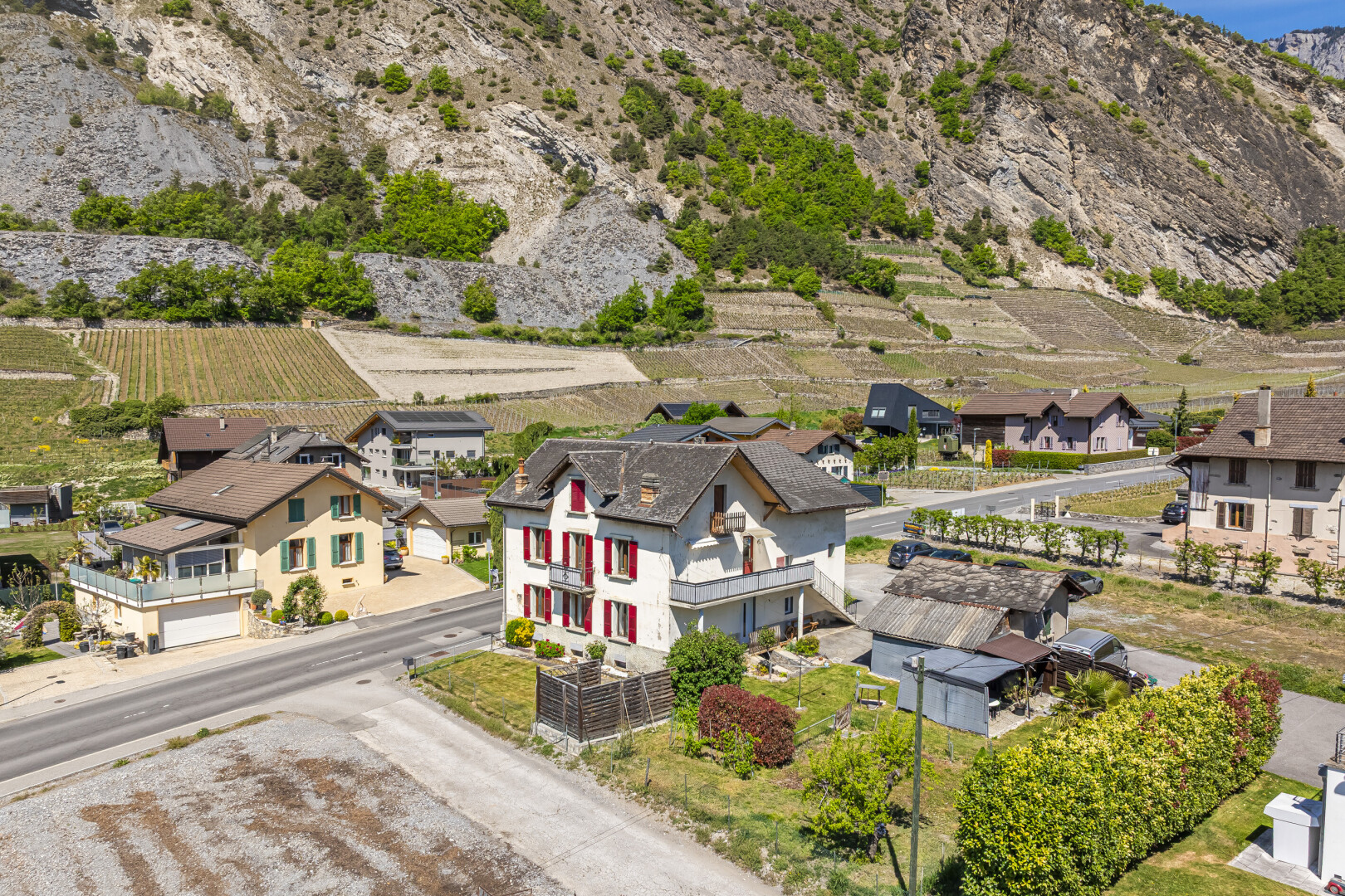 façade avec orchard / agricultural view, vue sur le verger/agriculture, rural view, vue rurale, et mountain view