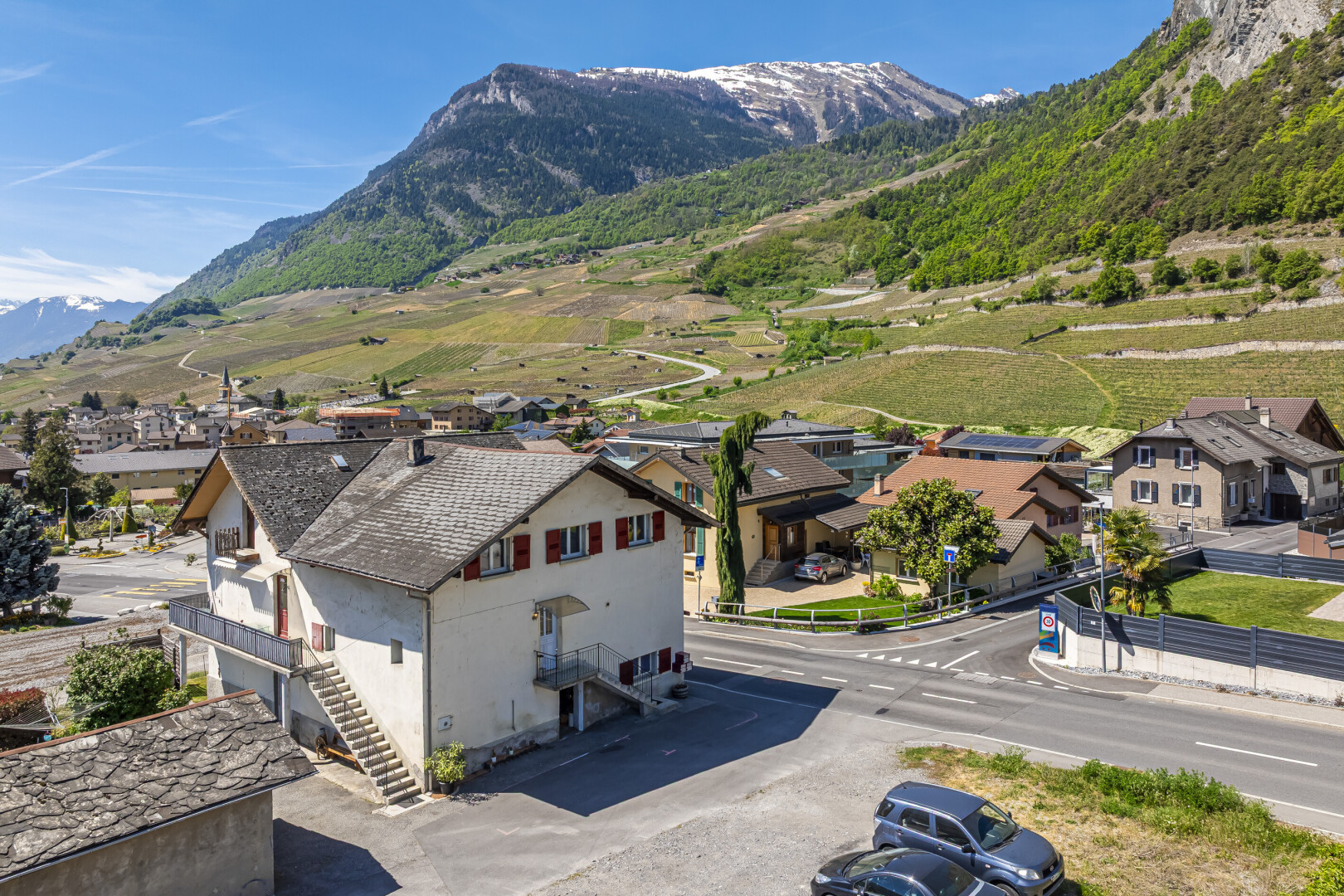 vue sur la montagne avec day time, vue sur la montagne, mountain view, vue résidentielle, et residential view