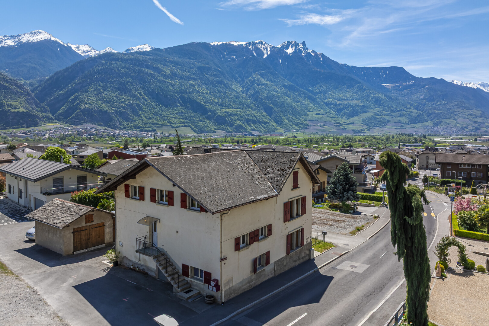 vue sur la montagne avec vue résidentielle, residential view, day time, vue sur la montagne, et mountain view