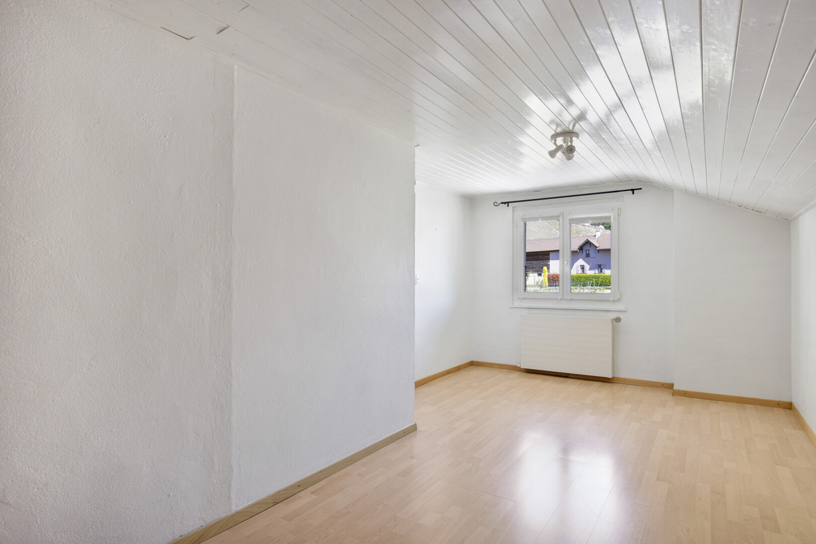 pièce vide avec wood ceiling, plafond en bois, vaulted ceiling, plafond voûté, et wood finish floor