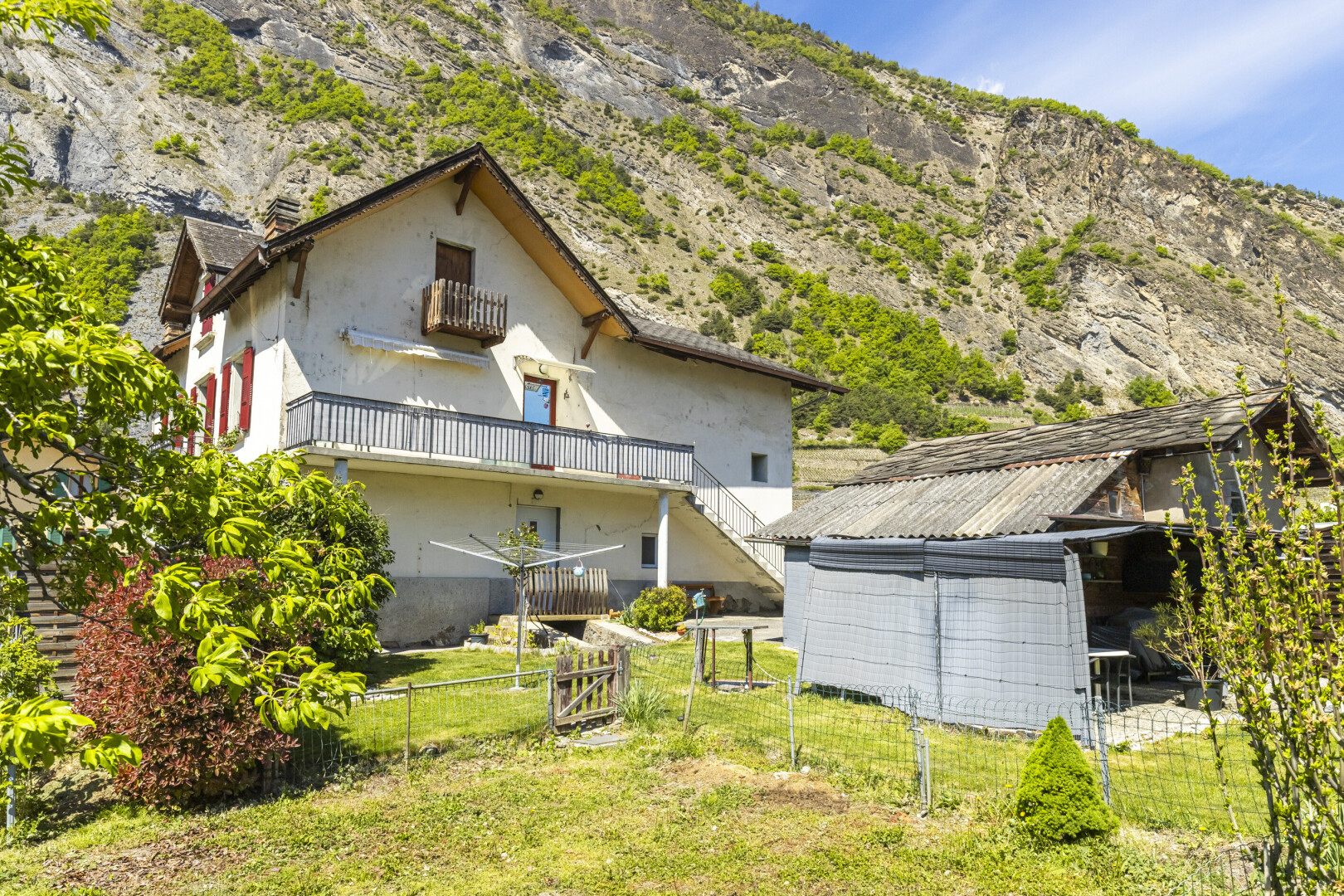 façade avec balcon, bardage en stuc, day time, clôture, et pelouse