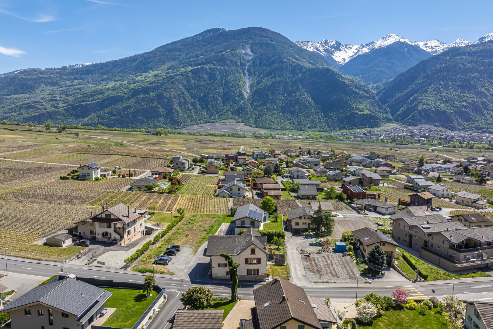 vue sur la montagne avec day time, vue sur la montagne, mountain view, aerial view, et vue résidentielle