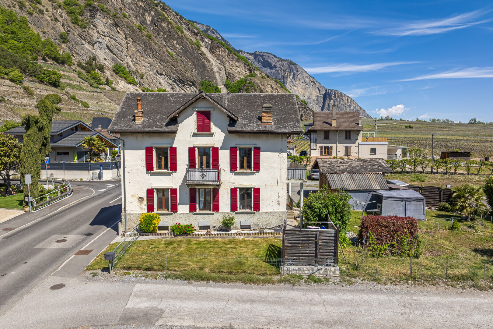 façade avec day time, drone view, vue sur la montagne, mountain view, et pelouse
