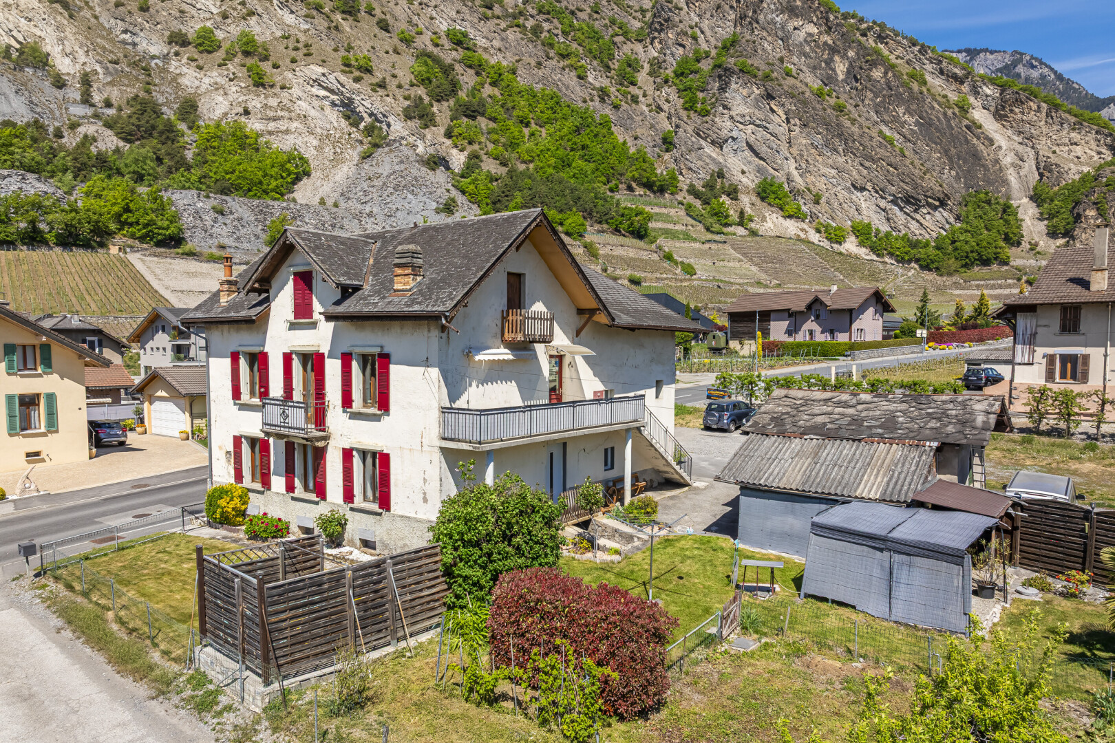 façade avec balcon, clôture, day time, vue sur la montagne, et mountain view