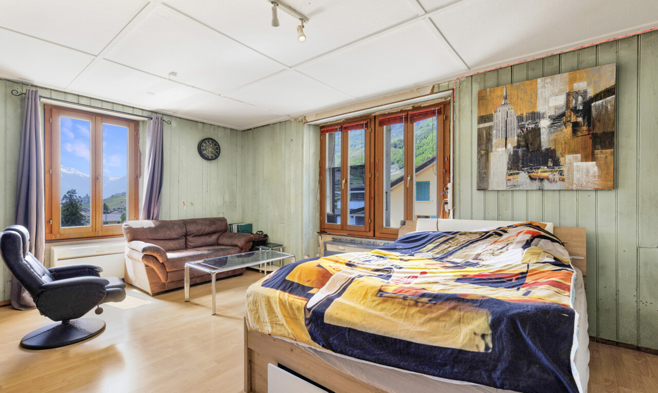 zimmer / schlafzimmer mit holzfußboden, wood finish floor, natürliches licht, natural light, und day time