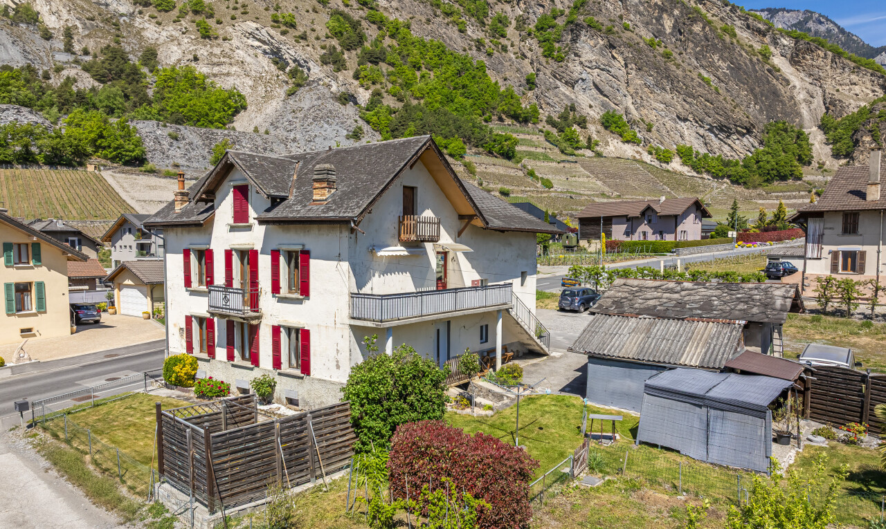 außenansicht mit balkon, zaun, day time, blick auf die berge, und mountain view
