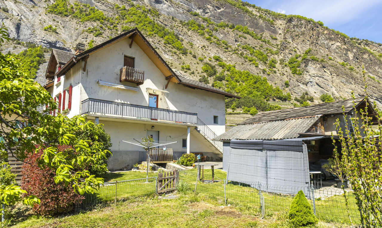 außenansicht mit balkon, stuckverkleidung, day time, zaun, und rasen