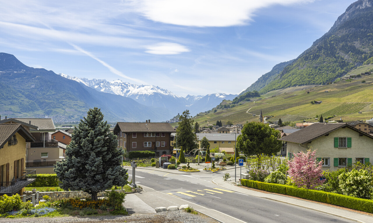 blick auf die berge mit mountain view, day time, blick auf die berge, residential view, und wohngebietblick