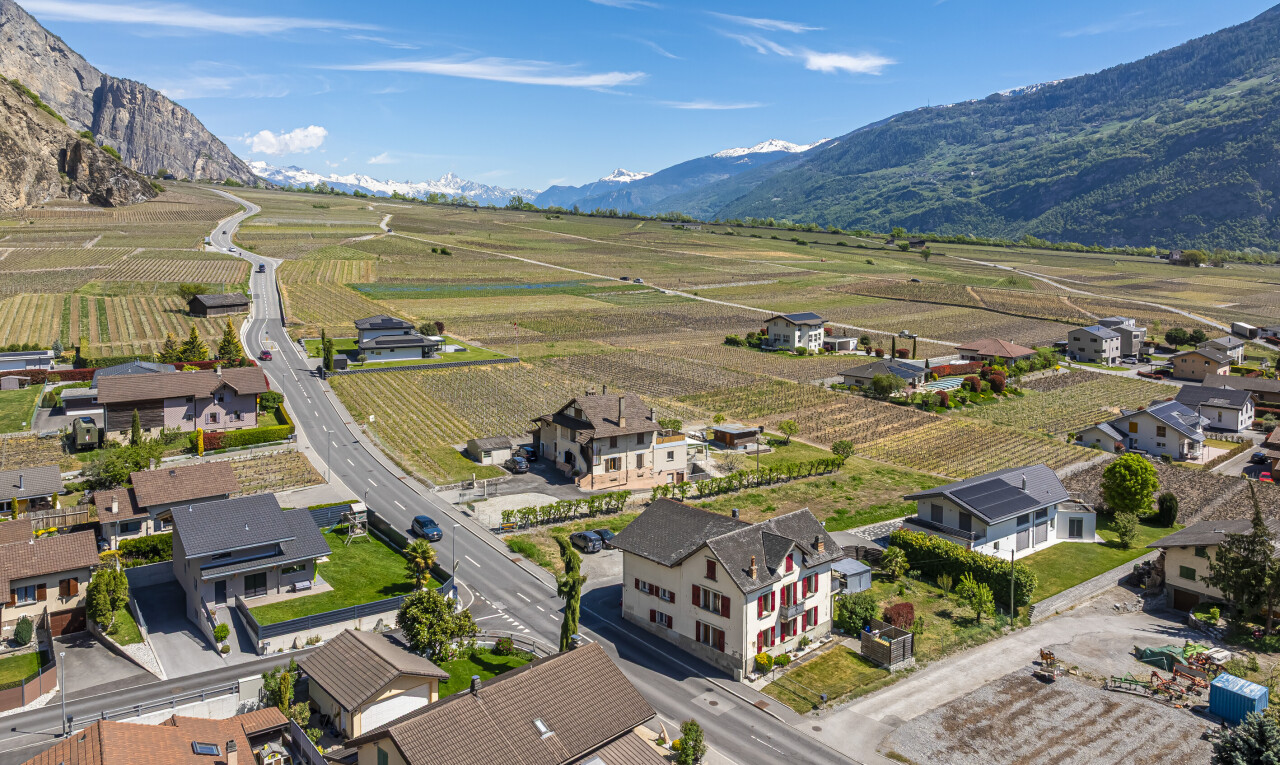 blick auf die berge mit orchard / agricultural view, blick auf obstgarten/agrarland, aerial view, day time, und mountain view