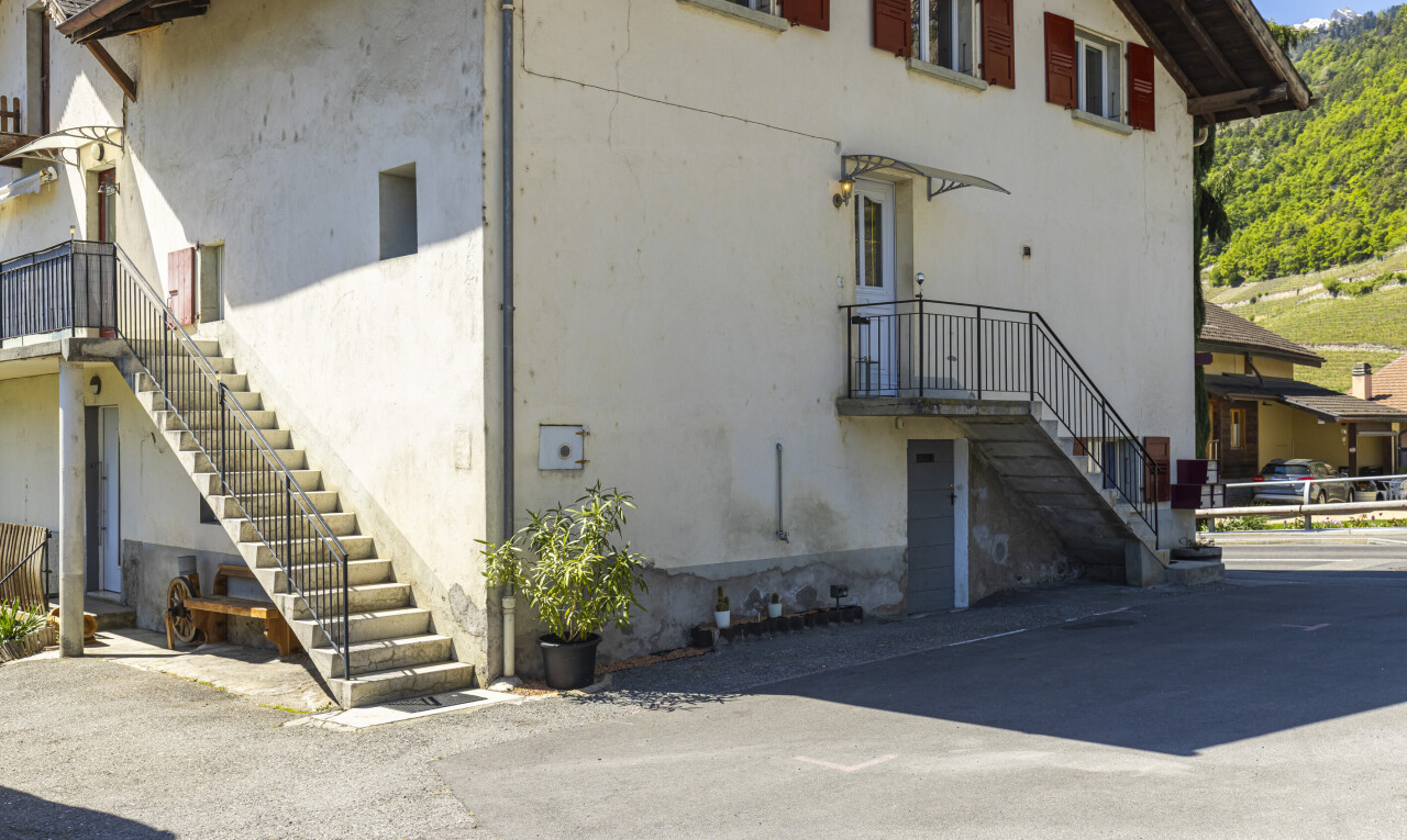 außenansicht mit treppen, stuckverkleidung, vortreppe, und day time
