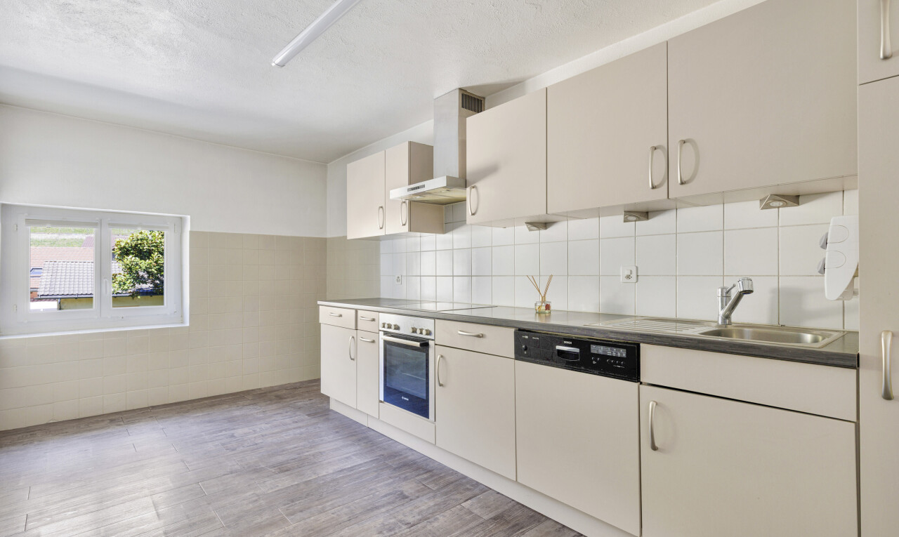 küche mit dunstabzugshaube, inside property, ofen, natural light, und natürliches licht