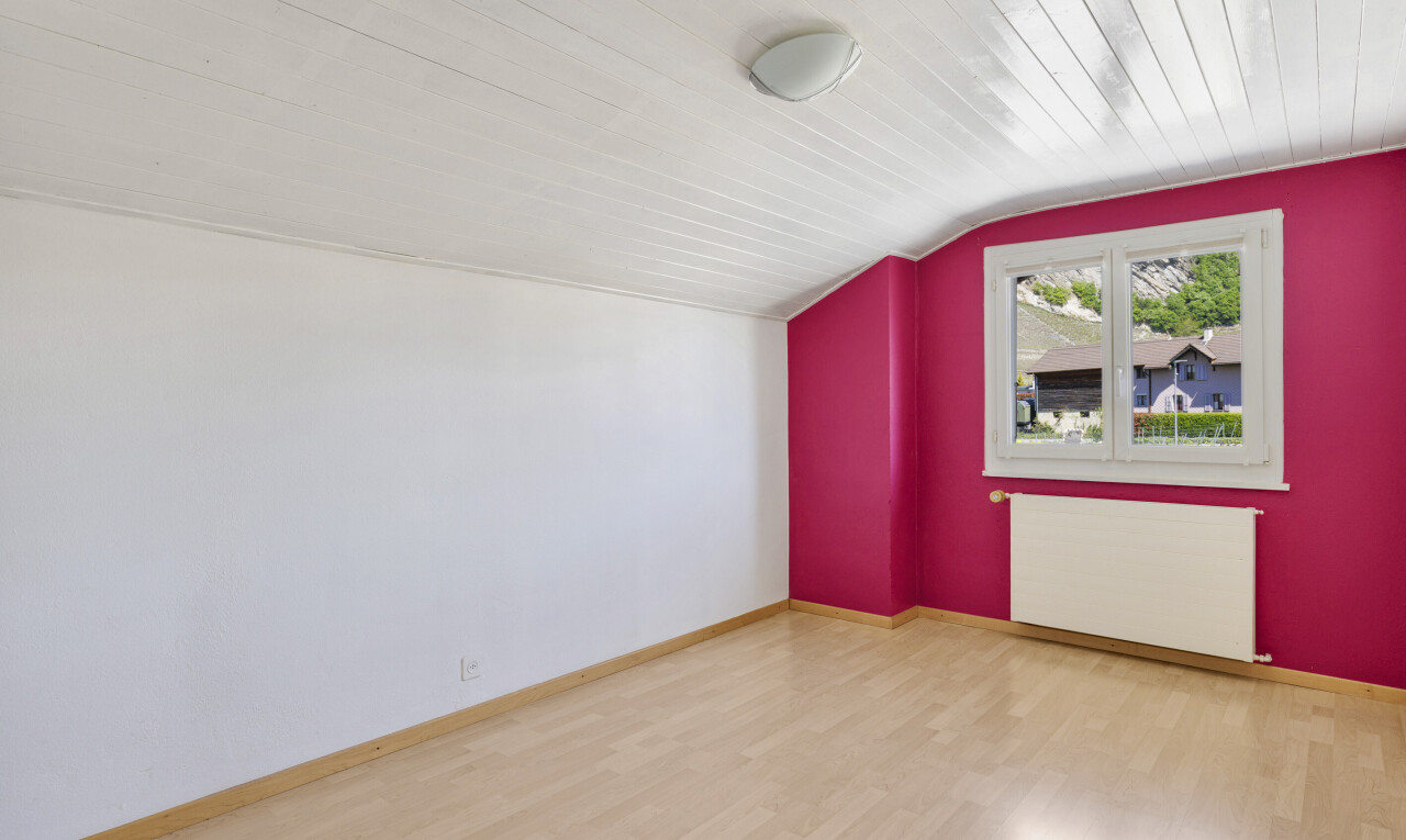 leerer raum mit zusätzliches zimmer, drywall, gipskartonwand, inside property, und kühler