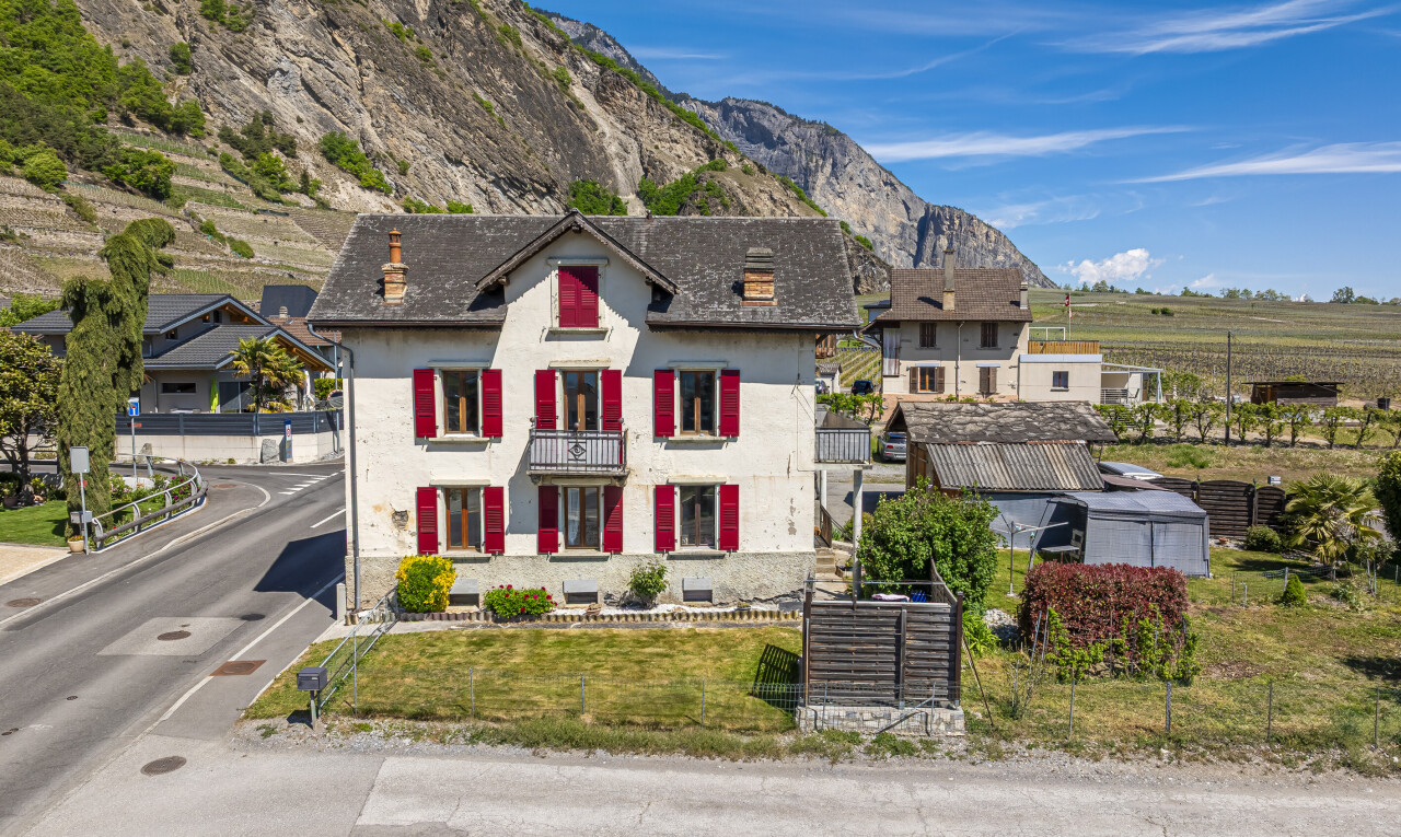 außenansicht mit day time, drone view, blick auf die berge, mountain view, und rasen