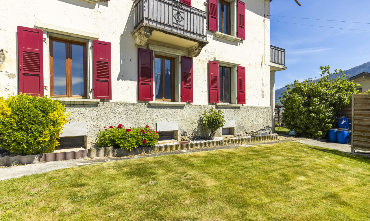 außenansicht mit rasen, balkon, property visible, stuckverkleidung, und day time
