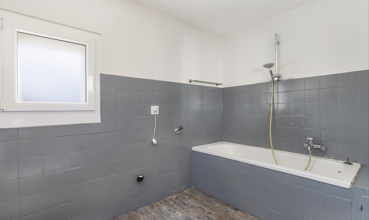 bad mit fliesenwand, tile wall, inside property, komplettes badezimmer, und holzfußboden