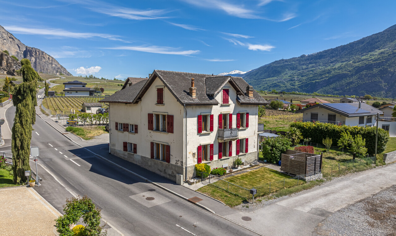 außenansicht mit blick auf die berge, mountain view, day time, steinverkleidung, und stuckverkleidung