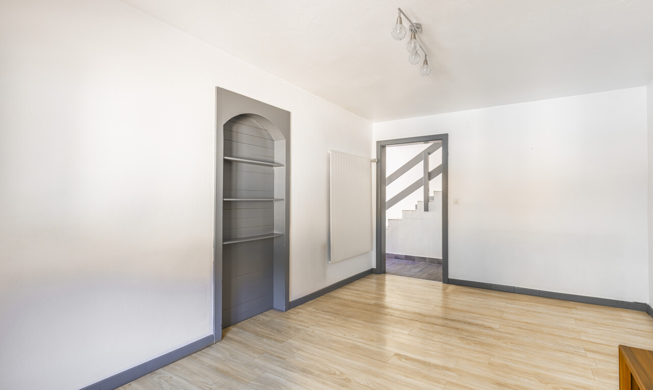 leerer raum mit wood finish floor, holzfußboden, drywall, gipskartonwand, und baseboards wall