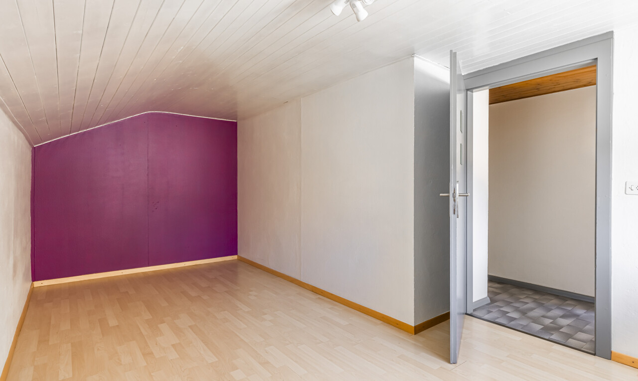leerer raum mit dachschräge, vaulted ceiling, inside property, holzfußboden, und wood finish floor