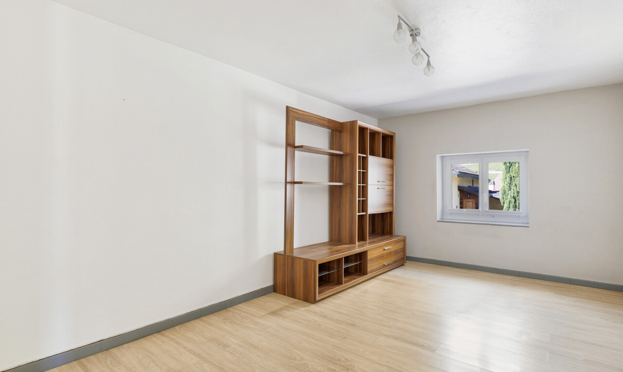 leerer raum mit holzfußboden, wood finish floor, gipskartonwand, drywall, und inside property
