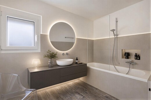 salle de bains avec mur en carrelage, tile wall, inside property, salle de bain complète, et sol en finition bois