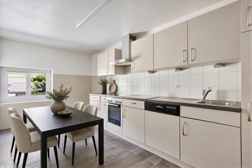 cuisine avec hotte, inside property, four, natural light, et lumière naturelle