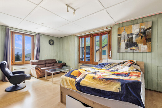 chambre avec sol en finition bois, wood finish floor, lumière naturelle, natural light, et day time