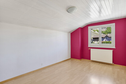 pièce vide avec pièce supplémentaire, drywall, cloison sèche, inside property, et radiateur
