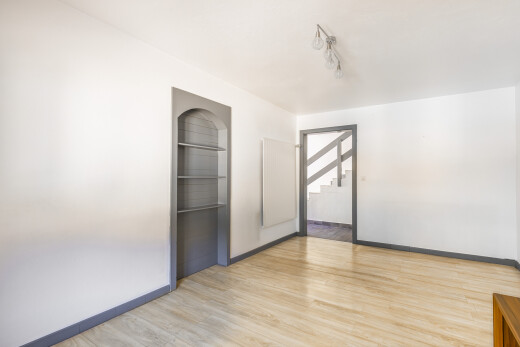pièce vide avec wood finish floor, sol en finition bois, drywall, cloison sèche, et baseboards wall