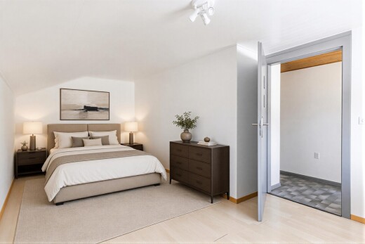 pièce vide avec plafond voûté, vaulted ceiling, inside property, sol en finition bois, et wood finish floor