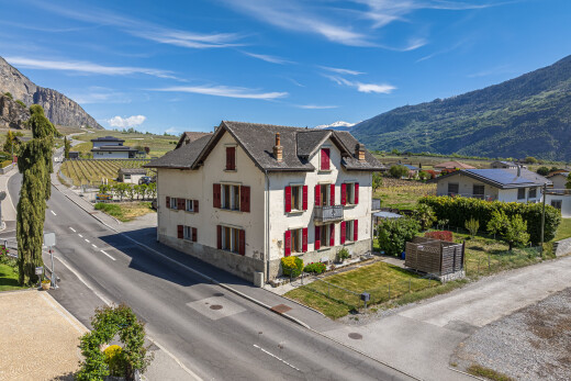 façade avec vue sur la montagne, mountain view, day time, bardage en pierre, et bardage en stuc