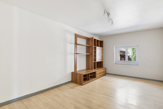 pièce vide avec sol en finition bois, wood finish floor, cloison sèche, drywall, et inside property