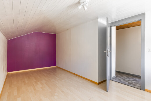 pièce vide avec plafond voûté, vaulted ceiling, inside property, sol en finition bois, et wood finish floor