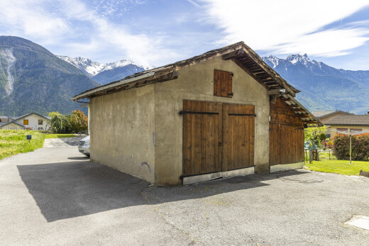 façade avec mountain view, vue sur la montagne, structure extérieure, day time, et bardage en stuc