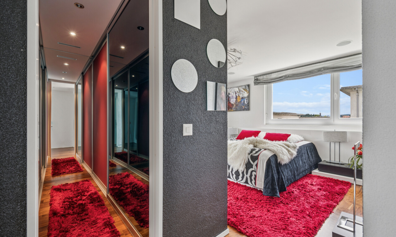 room featuring light wood finished floors, a textured wall, a closet, and recessed lighting