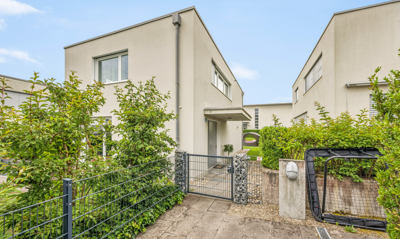 outdoor house featuring a gate, a fenced front yard, and stucco siding