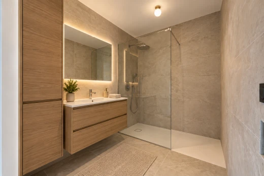 salle de bains avec douche, lavabo (ou coiffeuse selon le contexte), salle de bain complète, light floor, et mur en carrelage