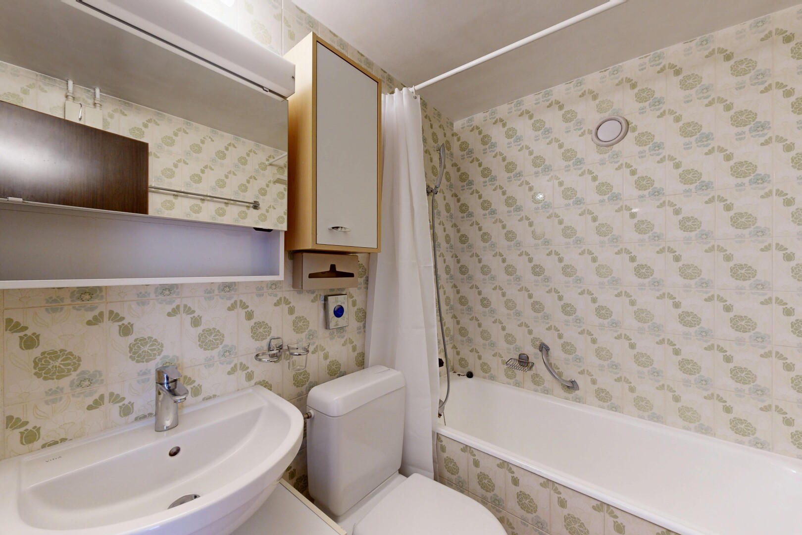 full bath featuring wallpapered walls and tiled shower / bath combo