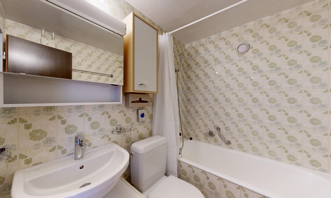 full bath featuring wallpapered walls and tiled shower / bath combo