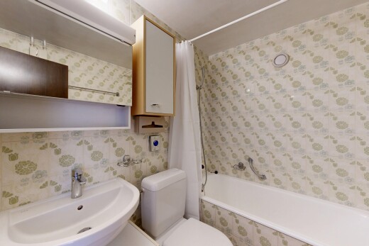 full bath featuring wallpapered walls and tiled shower / bath combo