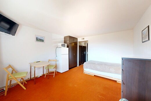 chambre avec réfrigérateur, cloison sèche, drywall, inside property, et moquette
