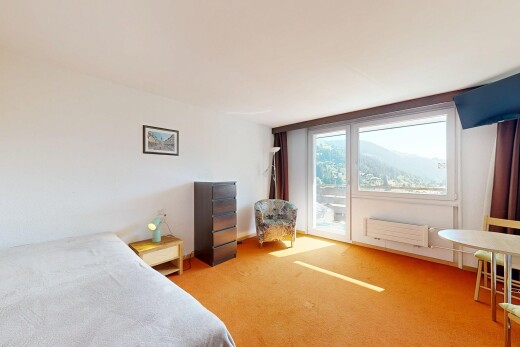 chambre avec moquette, carpet, cloison sèche, drywall, et lumière naturelle