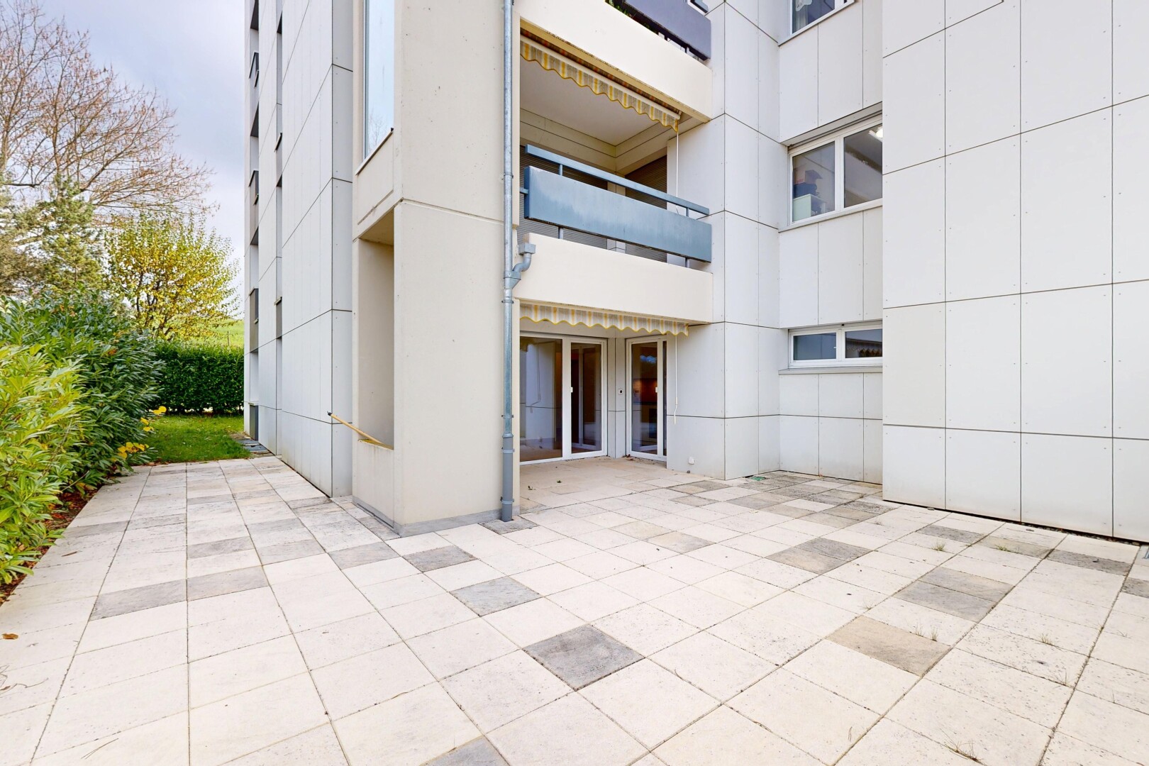terrasse avec property visible