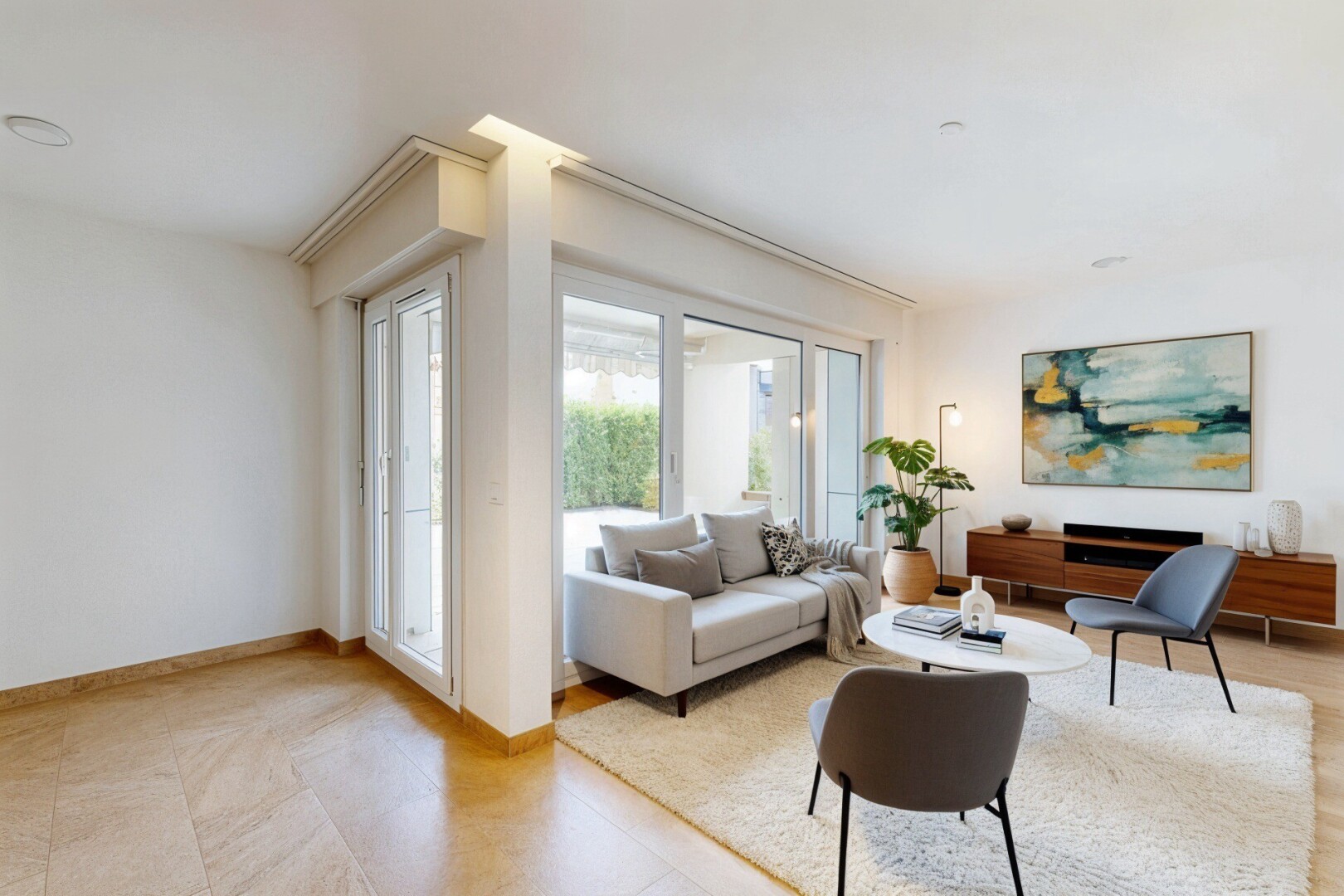 pièce vide avec natural light, lumière naturelle, drywall, cloison sèche, et inside property