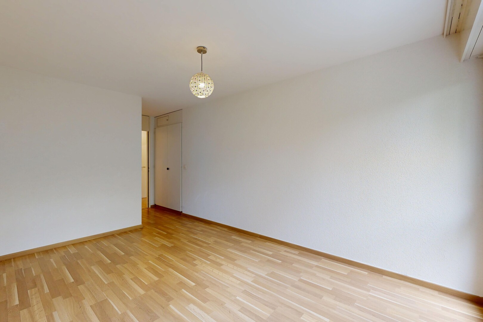 pièce vide avec inside property, wood finish floor, sol en finition bois, drywall, et cloison sèche