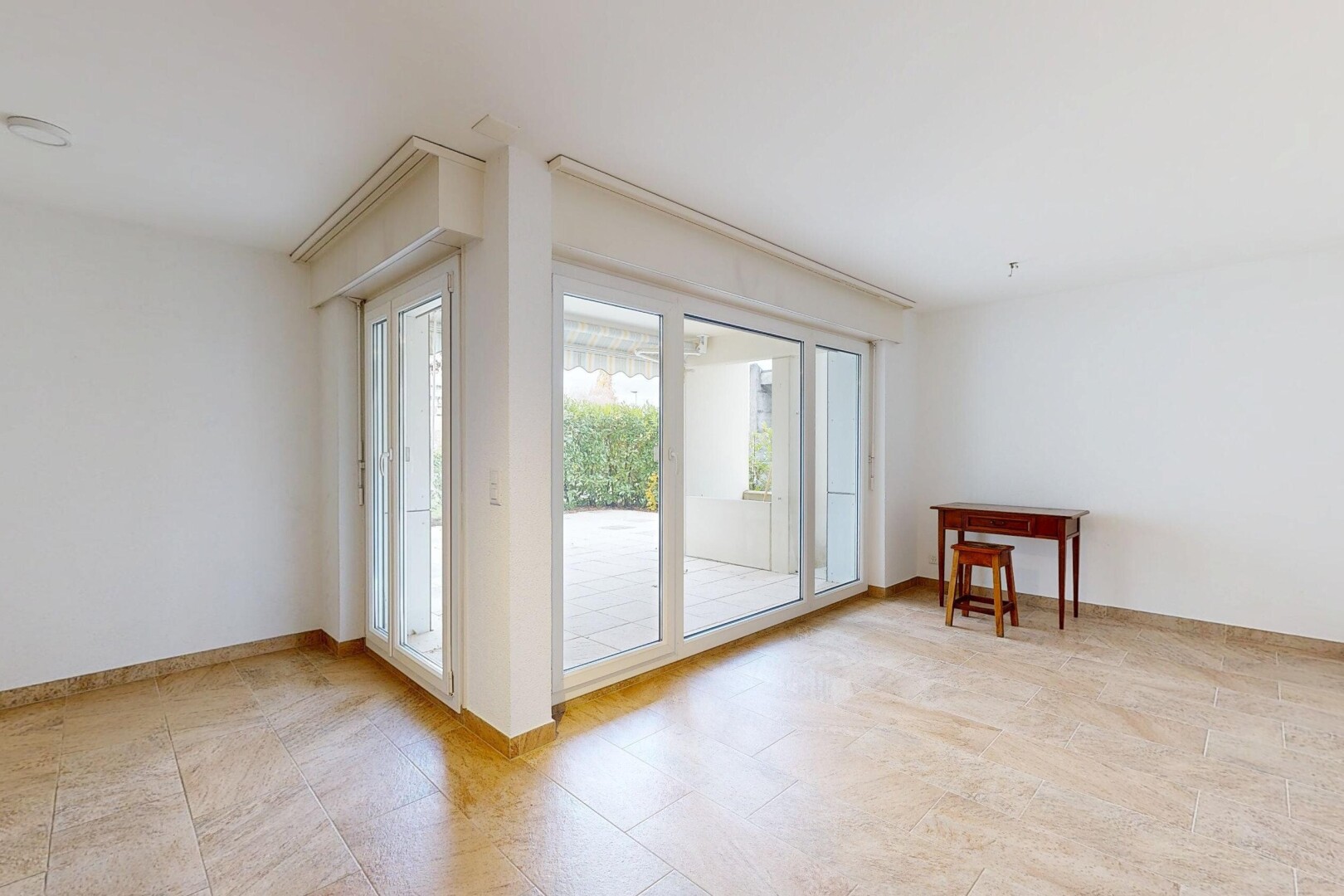 pièce vide avec natural light, lumière naturelle, drywall, cloison sèche, et inside property