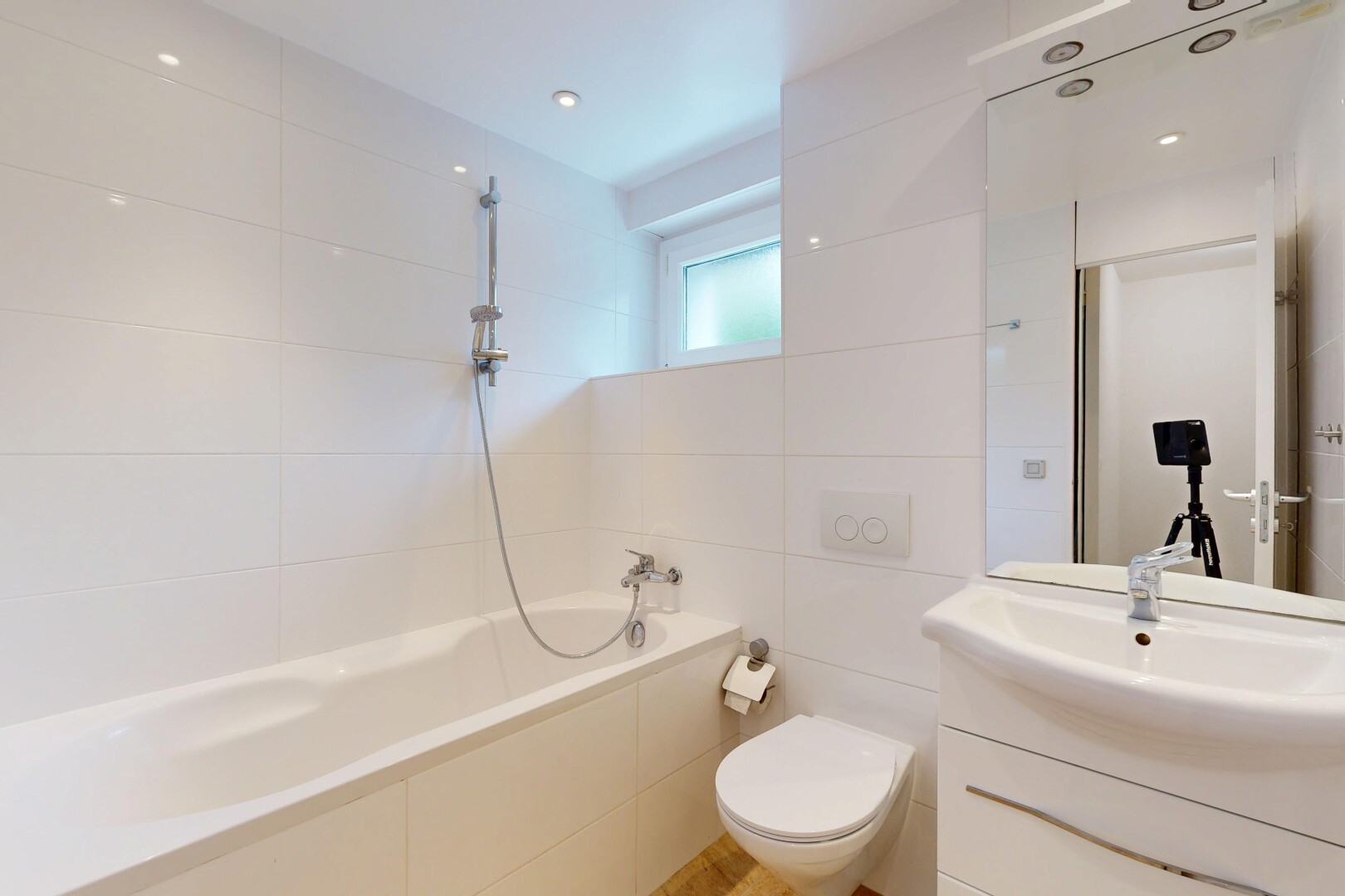salle de bains avec lavabo (ou coiffeuse selon le contexte), miroir, natural light, lumière naturelle, et salle de bain complète