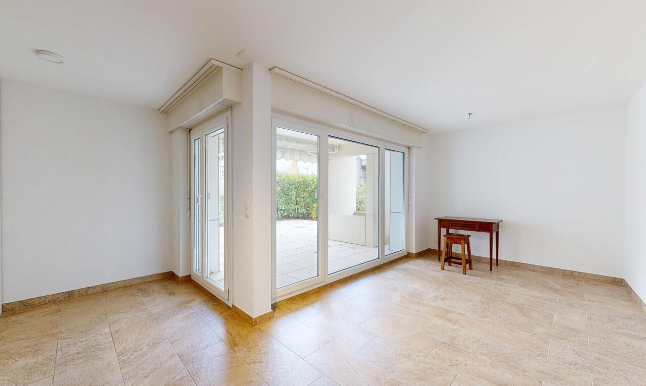pièce vide avec natural light, lumière naturelle, drywall, cloison sèche, et inside property