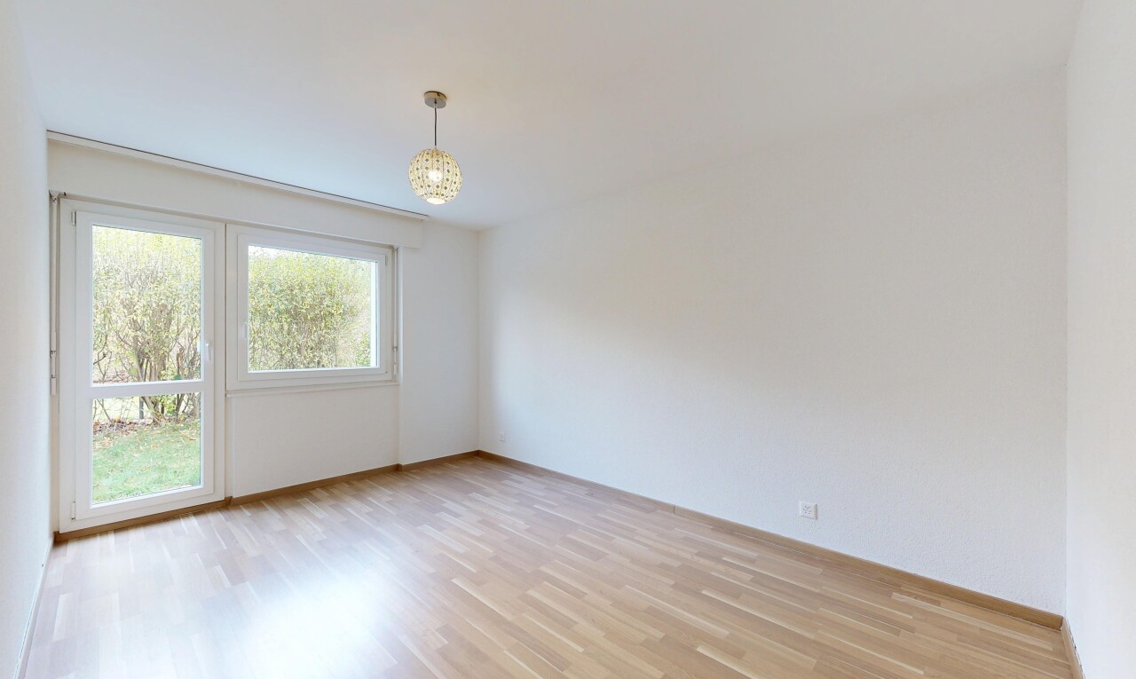 pièce vide avec sol en finition bois, wood finish floor, inside property, lumière naturelle, et natural light