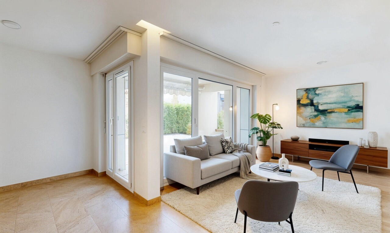 pièce vide avec natural light, lumière naturelle, drywall, cloison sèche, et inside property