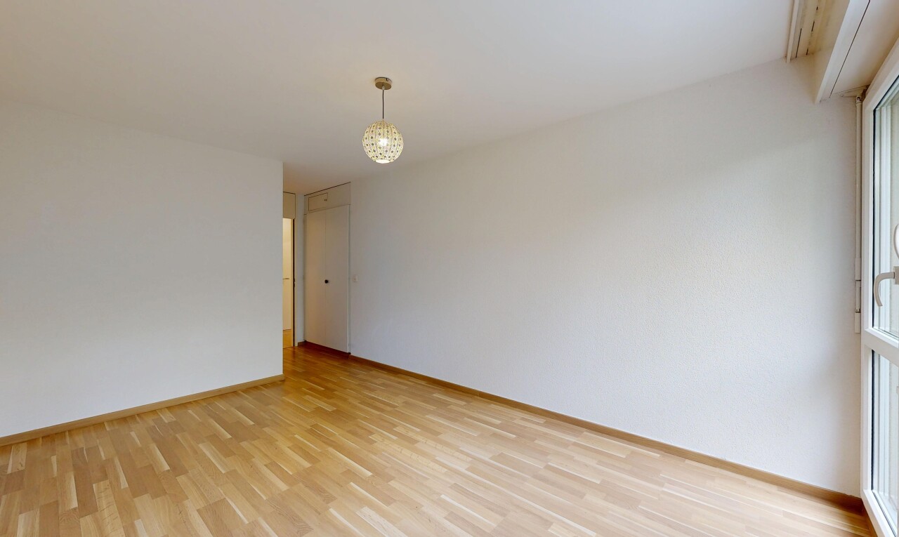 pièce vide avec inside property, wood finish floor, sol en finition bois, drywall, et cloison sèche